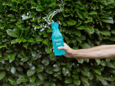 blue-labeled-plastic-bottle-2764720-copia-593d80f0aa611af4e377bcb1d56d3fbd